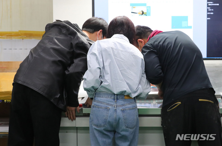 [파주=뉴시스] 배훈식 기자 = 박참새 작가가 17일 오후 경기 파주시의 한 인쇄소에서 자신의 첫번째 책 표지 샘플을 확인하고 있다. 2022.03.30. dahora83@newsis.com