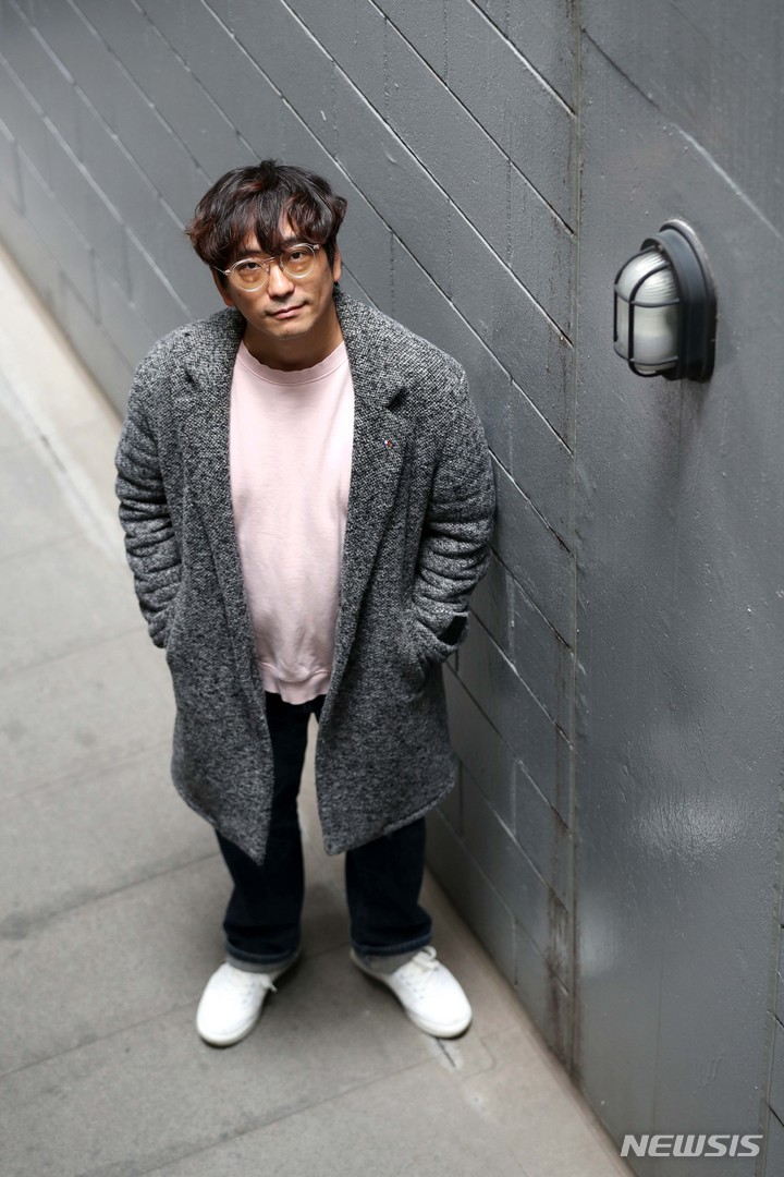 [서울=뉴시스] 박진희 기자 = 뮤지컬 '아몬드' 연출가 김태형이 지난 17일 서울 종로구 대학로 한 카페에서 뉴시스 인터뷰를 마치고 사진촬영을 하고 있다. 2022.03.19. pak7130@newsis.com