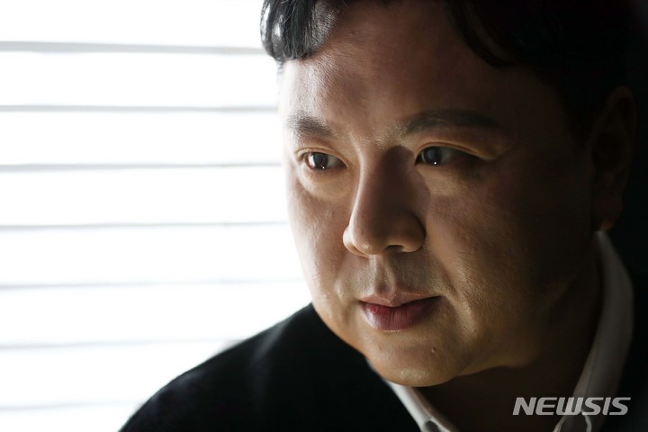 [서울=뉴시스] 박진희 기자 = 트레이서 시즌2 고동원 역의 배우 문원주이 지난 17일 서울 광진구 문연기 학원에서 뉴시스 인터뷰를 마치고 사진촬영을 하고 있다. 2022.03.28. pak7130@newsis.com