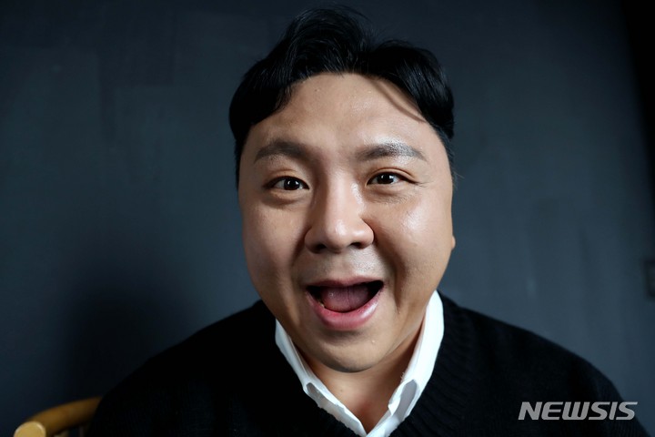 [서울=뉴시스] 박진희 기자 = 트레이서 시즌2 고동원 역의 배우 문원주이 지난 17일 서울 광진구 문연기 학원에서 뉴시스 인터뷰를 마치고 사진촬영을 하고 있다. 2022.03.29. pak7130@newsis.com