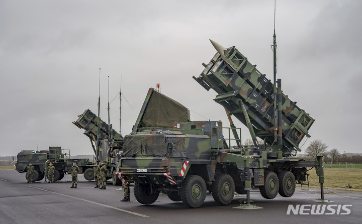 [슈베싱=AP/뉴시스] 지난 3월17일(현지시간) 독일 슈베싱 군 공항 비행장에서 독일군의 패트리엇 대공 미사일이 보이고 있다. 2022.11.24.