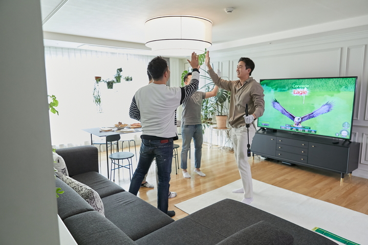 [서울=뉴시스] 집에서 간편하게 스크린골프를 즐길 수 있는 가정용 골프 시뮬레이터 ‘비전홈(VISION HOME)’ 시연 모습. (사진=골프존 제공) 2022.3.18. photo@newsis.com *재판매 및 DB 금지