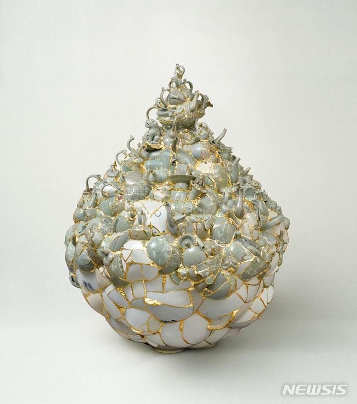 [서울=뉴시스]Yeesookyung Translated Vase_2015 TVGW 3 2015 Ceramic shards, epoxy, 24K gold leaf 130 x 105 x 105 cm (51 3/16 x 41 5/16 x 41 5/16 in.) Collection of Art Institute of Chicago. Credit Line: Louise Lutz and Margaret Gentles endowment funds; restricted gift of Gay-Young Cho; Arts of Asia Travel Purchase and Edward Horner Sr. Memorial funds Photo: Kwack Gongshin ⓒYeesookyung