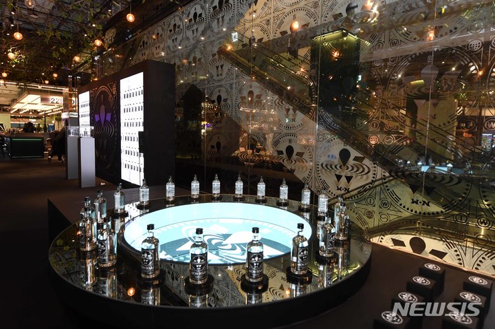 박재범 소주, 사이먼 도미닉 맥주…주류에 엔터가 꽂혔다