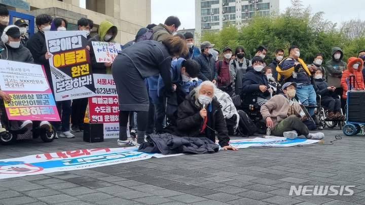 [서울=뉴시스] 신재현 기자=박경석 전국장애인차별철폐연대 상임공동대표가 18일 오전 서울교통공사 앞에서 열린 기자회견에서 발언을 하고 있다. 2022.03.18. photo@newsis.com