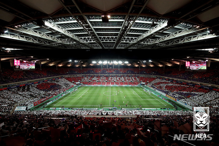 [서울=뉴시스]축구대표팀 카드섹션 응원. (사진=대한축구협회 제공)