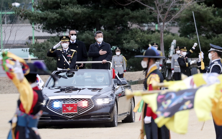 [서울=뉴시스]서욱 국방부장관이 18일(금) 오전 서울 국방부에서 '한-UAE 국방장관회담'을 참석을 위해 방한한 모하메드 아흐메드 알 보와르디(Mohammad Ahmed Al Bowardi) 아랍에미리트연합국(UAE) 국방특임장관과 함께 의전행사 중 차량에 탑승하여 열병을 하는 모습. 2022.03.18. (사진=국방부 제공) *재판매 및 DB 금지