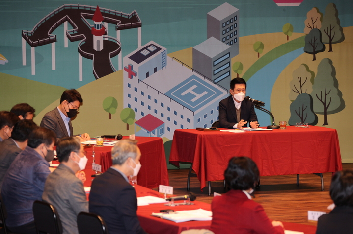 [포항=뉴시스] 강진구 기자 = 이강덕 포항시장은 18일 오전 열린 확대간부회의에서 “제20대 대통령 당선인의 선거 공약을 바탕으로 지역공약과 현안사업들이 새 정부 출범에 맞춰 정책에 신속히 반영될 수 있도록 모든 행정력을 집중해 달라”고 주문했다.(사진=포항시 제공) 2022.03.18.photo@newsis.com *재판매 및 DB 금지