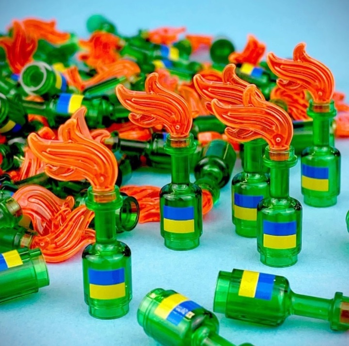 [서울=뉴시스] 미국 장난감 회사 '시티즌 브릭'에서 우크라이나 기금 마련을 위해 지난 3일부터 판매한 화염병 모양의 레고. 이 레고에는 우크라이나 국기가 그려져 있다. (출처 : 시티즌 브릭 공식 인스타그램.) 2022.03.18. *재판매 및 DB 금지