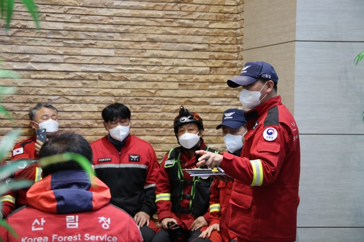 [서울=뉴시스] 울진산림항관리소 김창섭(52) 안전항공팀장. (사진=산림청 제공) *재판매 및 DB 금지