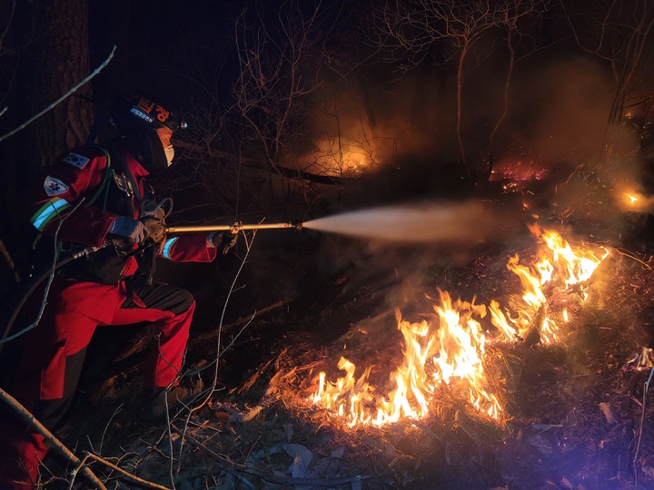 [서울=뉴시스] 울진 산불 진화 모습 (사진=산림청 제공) *재판매 및 DB 금지