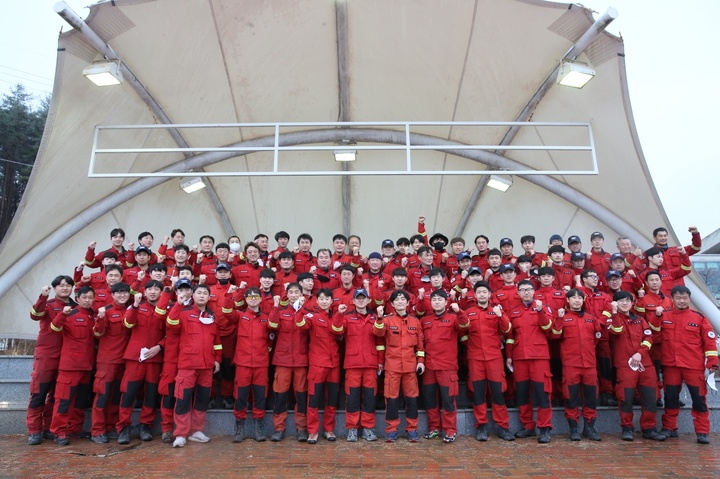 [서울=뉴시스] 울진 산불 진화 작업에 참여한 공중진화대원들 (사진=산림청 제공) *재판매 및 DB 금지