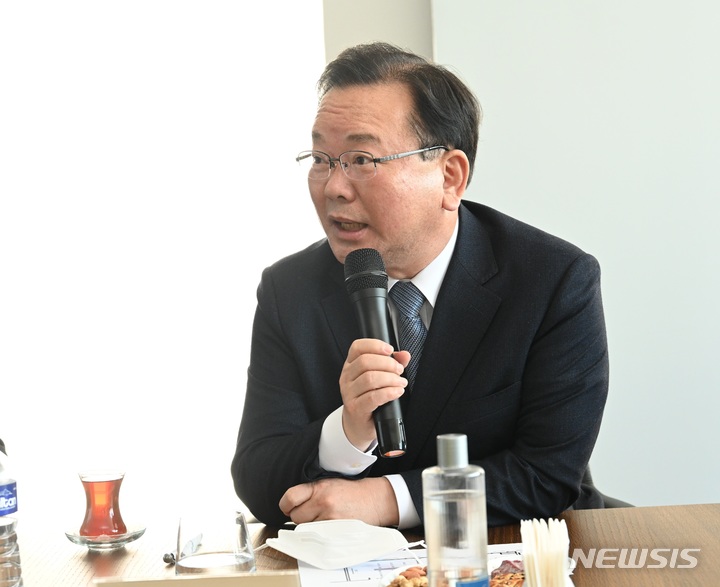 [차낙칼레(터키)=뉴시스]터키를 순방 중인 김부겸 국무총리는 18일(현지시간) 우리 기업의 차낙칼레 대교 건설 현장 사무실을 찾아 간담회를 갖고 있다. (사진 = 국무총리실 제공) 2022.03.18. 