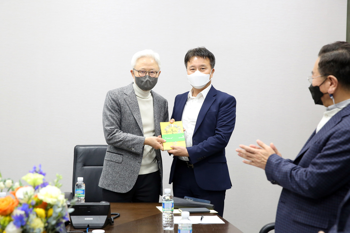 공동교섭단을 대표해서 김항열 1노조 위원장이 경계현(사진 왼쪽) 대표이사를 비롯 삼성전자 임원들의 노동조합에 대한 이해를 돕기 위해서, 책 '우리가 몰랐던 노동 이야기'(하종강 성공회대 교수)를 선물하고 있다. *재판매 및 DB 금지