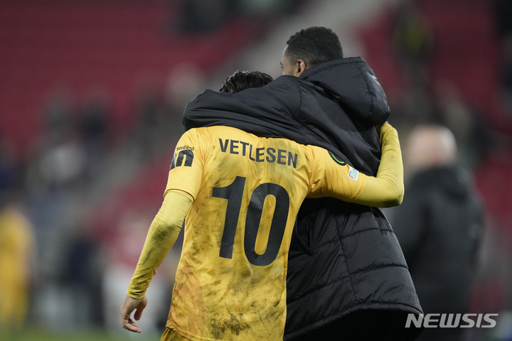 [알크마르=AP/뉴시스] 보되/글림트의 우고 베트레센(왼쪽)과 아말 페예그리노가 18일(한국시간) 네덜란드 알크마르에서 열린 AZ 알크마르와 2021~22 UEFA 유로파 컨퍼런스리그 16강 2차전 원정경기에서 연장 접전 끝에 2-2로 비기고 8강 진출에 성공한 뒤 어깨동무를 하며 걸어나가고 있다. 2022.03.18.