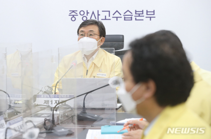 [세종=뉴시스] 강종민 기자 = 권덕철 중앙재난안전대책본부 1차장(보건복지부 장관)이 18일 오전 정부세종청사에서 열린 코로나19 대응 중대본 회의에서 모두발언을 하고 있다. 권 장관은 오는 21일부터 사적 모임 인원 6인에서 8인으로 확대한다는 거리두기 완화 방침을 발표했다. 2022.03.18. ppkjm@newsis.com