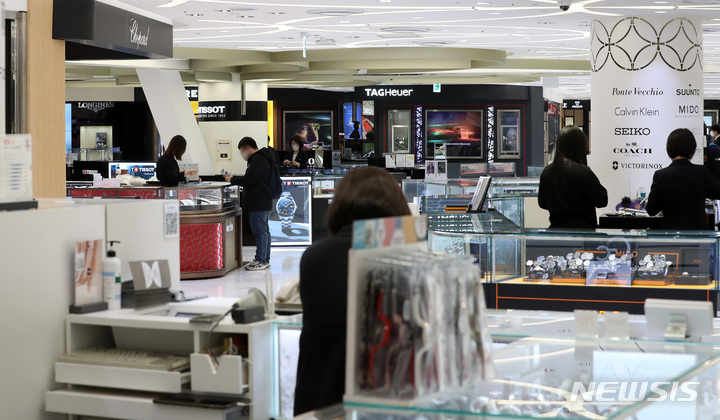 [서울=뉴시스] 이영환 기자 = 18일 오전 서울 중구 롯데면세점 명동본점에서 고객들이 물품을 구매하고 있다. 이날부터 내국인에게 적용됐던 국내 면세점 구매한도를 없애는 개정 관세법 시행규칙이 시행된다. 면세점 구매 한도가 사라지는 것은 1979년 이후 43년만이다. 기존에는 5000달러 내에서 면세 물품을 구매해야 했지만 앞으로는 시내 및 출국장 면세점 모두 제한이 없어진다. 다만 해외에서 국내로 입국하는 여행자 등에게 적용되는 면세 한도는 600달러로 유지된다. 2022.03.18. 20hwan@newsis.com