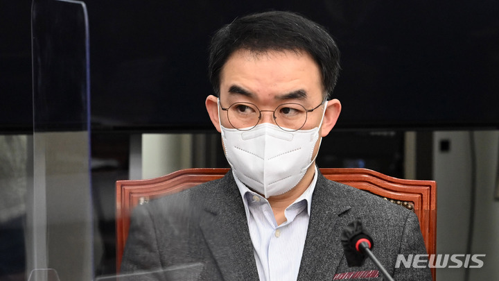 [서울=뉴시스] 전신 기자 = 채이배 더불어민주당 비대위원이 18일 서울 여의도 국회에서 열린 비상대책위원회의에 참석해 있다. (공동취재사진) 2022.03.18. photo@newsis.com