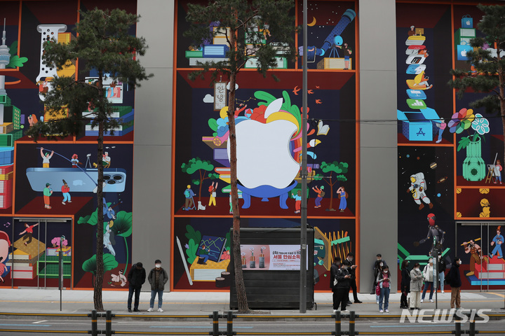 [서울=뉴시스] 이영환 기자 = 애플이 서울 명동에 3번째 매장을 연다. 애플 명동점의 공식 개소 일정은 알려지지 않았지만 17일 매장을 둘러싸고 있는 외벽 바리케이드 디자인을 공개했다. 현재 국내 애플 매장은 압구정, 여의도 2곳이다. 사진은 18일 오전 서울 중구 애플 명동점 외벽 바리케이드 디자인. 2022.03.18. 20hwan@newsis.com