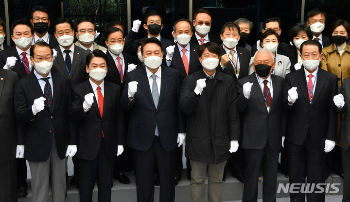 [서울=뉴시스] 국회사진기자단 = 윤석열 대통령 당선인, 안철수 인수위원장, 이준석 국민의힘 대표 등 참석자들이 18일 서울 종로구 통의동 인수위원회 앞에서 대통령직 인수위원회 현판식을 마치고 기념촬영을 하고 있다. 2022.03.18. photo@newsis.com