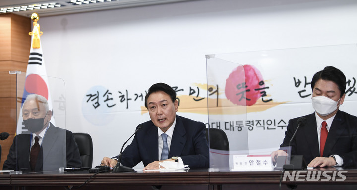 [서울=뉴시스] 국회사진기자단 = 윤석열 대통령 당선인이 18일 서울 종로구 통의동 인수위원회에서 열린 전체회의에서 발언하고 있다. 2022.03.18. photo@newsis.com