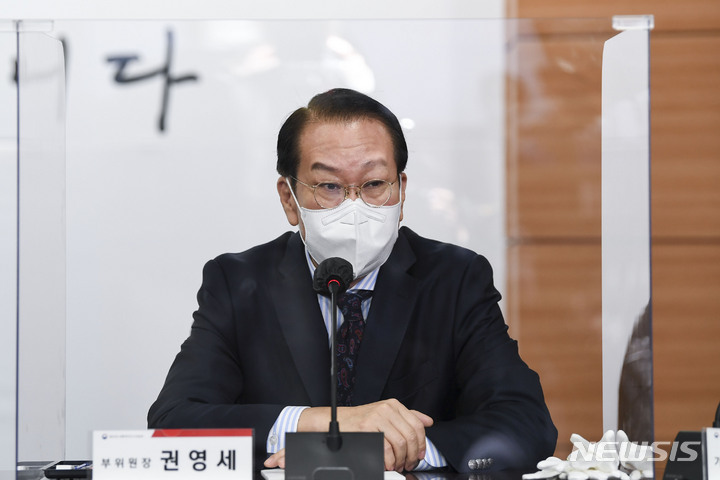 [서울=뉴시스] 국회사진기자단 = 지난 18일 서울 종로구 통의동 인수위원회에서 열린 전체회의에서 권영세 인수위 부위원장이 발언하고 있다. 2022.03.18. photo@newsis.com