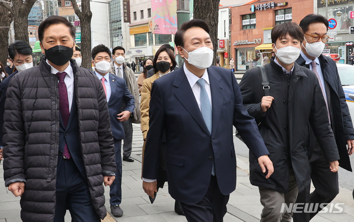 [서울=뉴시스] 국회사진기자단 = 윤석열 대통령 당선인이 18일 서울 종로구 통의동 집무실에서 나와 국민의힘 이준석 대표, 김기현 원내대표, 정진석 국회 부의장 등과 오찬을 하기 위해 이동하고 있다. 2022.03.18. photo@newsis.com