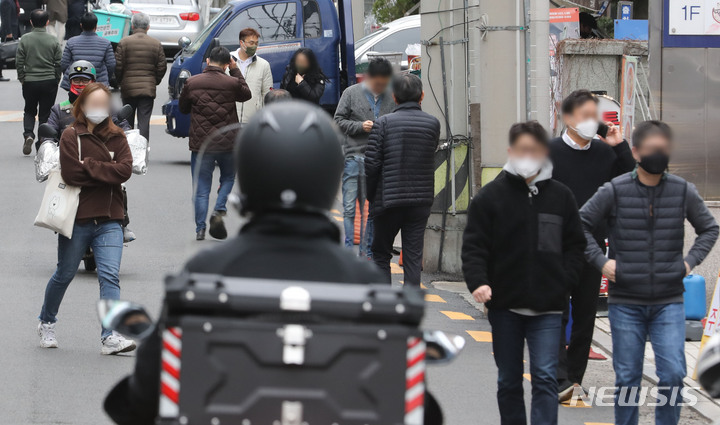 [서울=뉴시스] 권창회 기자 = 새로운 사회적 거리두기 조정 방안이 발표된 18일 오후 서울 시내 식당가에서 시민들이 식사를 위해 이동하고 있다. 오는 21일부터 다음 달 3일까지 코로나19 백신 접종 여부와 관계없이 전국 어디서나 8명까지 모임이 가능하다. 다중이용시설 이용 시간은 종전처럼 오후 11시까지다. 2022.03.18. kch0523@newsis.com