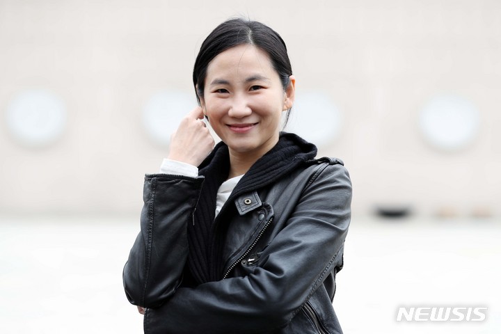 [서울=뉴시스] 박진희 기자 = 발레리나 김지영(경희대 교수) 예술감독이 지난 18일 서울 서초구 예술의전당에서 뉴시스 인터뷰를 마치고 사진촬영을 하고 있다. 김지영 예술감독은 오는 25일 마포아트센터 아트홀맥에서 'M 프리마돈나' 시리즈 '김지영의 ONE DAY'를 무대에 올린다. ‘M 프리마돈나 시리즈’는 세계무대에서 활약하며 대한민국을 빛낸 월드클래스 발레 스타들을 만날 수 있는 마포문화재단 기획공연이다. 2022.03.21. pak7130@newsis.com