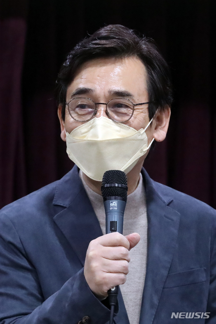 [서울=뉴시스] 고승민 기자 = 18일 서울 마포구 '내일을 여는 공간 다래헌'에서 열린 노무현재단 정세균 이사장 취임식에서 유시민 전 이사장이 인사말을 하고 있다. 2022.03.18. kkssmm99@newsis.com