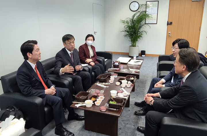[서울=뉴시스] 전신 기자 = 안철수 인수위원장이 18일 서울 종로구 통의동 집무실에서 최상목 경제1분과 간사, 신성환 위원, 김소영 위원, 신용현 대변인과 함께 오찬 겸 업무회의를 하고 있다. (사진=인수위 제공) 2022.03.18. photo@newsis.com *재판매 및 DB 금지