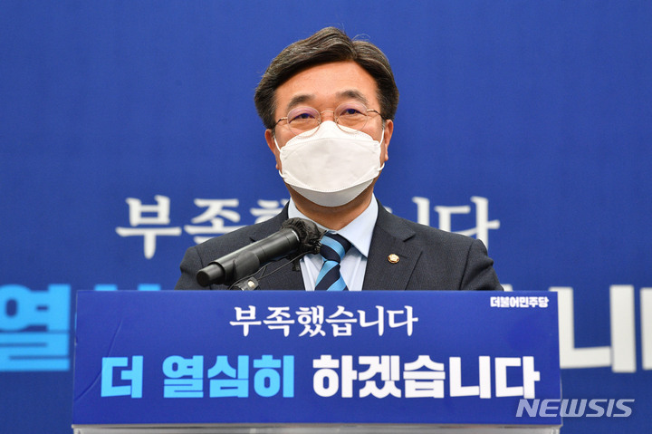 [서울=뉴시스] 김선웅 기자 = 당 일각에서 사퇴 압박을 받아온 윤호중 더불어민주당 공동비상대책위원장이 18일 오후 서울 여의도 국회에서 거취 관련 입장을 밝히고 있다. (공동취재사진) 2022.03.18. photo@newsis.com