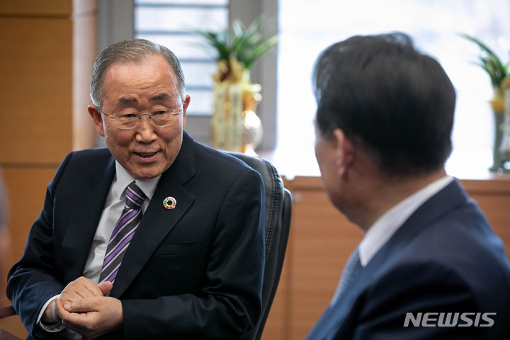 [서울=뉴시스] 국회사진기자단 = 윤석열 대통령 당선인이 18일 서울 종로구 통의동 집무실에서 반기문 전 유엔 사무총장과 만나 면담하고 있다. 2022.03.18. photo@newsis.com
