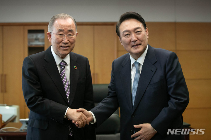 [서울=뉴시스] 국회사진기자단 = 윤석열 대통령 당선인이 18일 서울 종로구 통의동 집무실에서 반기문 전 유엔 사무총장과 만나 인사하고 있다. 2022.03.18. photo@newsis.com
