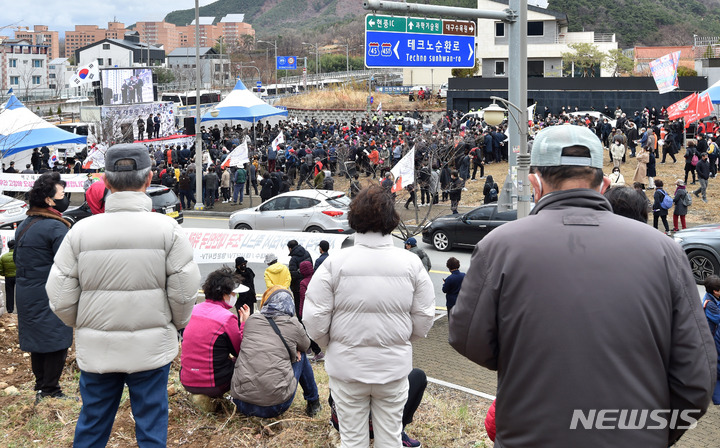 [대구=뉴시스] 이무열 기자 = 18일 오후 대구 달성군 유가읍 쌍계리 박근혜 전 대통령 사저 앞에서 열린 ‘박근혜 대통령 귀향 환영회’가 지지자들로 붐비고 있다. 2022.03.18. lmy@newsis.com