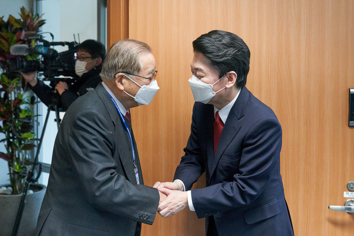 [서울=뉴시스] 김선웅 기자 = 안철수 대통령직 인수위원장이 18일 서울 종로구 통의동에 위치한 인수위 집무실에서 이종찬 제15대 대통령직 인수위원장과 만나고 있다. (사진=인수위 제공) 2022.03.18. photo@newsis.com *재판매 및 DB 금지