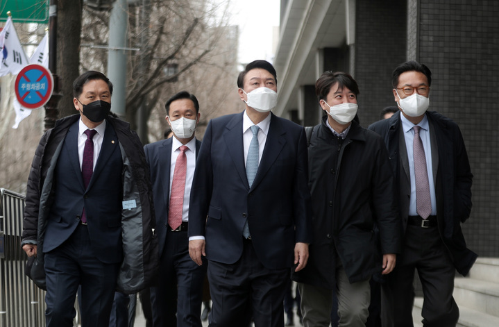[서울=뉴시스] 전신 기자 = 윤석열 대통령 당선인이 18일 서울 종로구 통의동 일대에서 이준석 국민의힘 대표, 김기현 원내대표 등과 오찬 후 산책하고 있다. (사진=인수위원회 제공) 2022.03.18. photo@newsis.com *재판매 및 DB 금지
