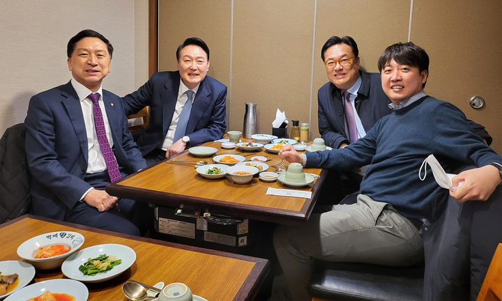 [서울=뉴시스] 조성우 기자 = 윤석열 대통령이 당선인 시절 서울 종로구 한 식당에서 이준석 국민의힘 대표 등과 오찬을 하는 모습. (사진=정진석 국회부의장 페이스북) 2022.03.18. photo@newsis.com *재판매 및 DB 금지