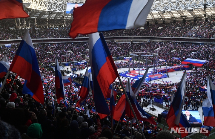 [모스크바=AP/뉴시스] 블라디미르 푸틴 러시아 대통령이 18일(현지시간) 모스크바의 루즈니키 경기장에서 열린 크름반도(크림반도) 합병 8주년 기념 콘서트에 참석해 연설하고 있다. 푸틴 대통령은 최근 러시아의 우크라이나 특별 군사작전은 우크라이나 동부 돈바스를 대량학살로부터 해방하기 위한 것이라고 말했다. 2022.03.21.