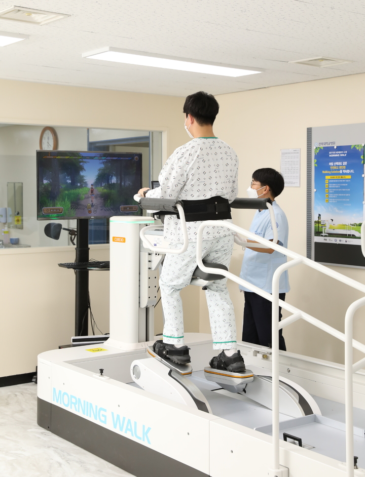 전북대병원 입원환자가 보행재활로봇치료를 받고 있다. *재판매 및 DB 금지
