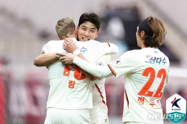 [서울=뉴시스]프로축구 제주 유나이티드 주민규와 링 (사진 = 프로축구연맹 제공)