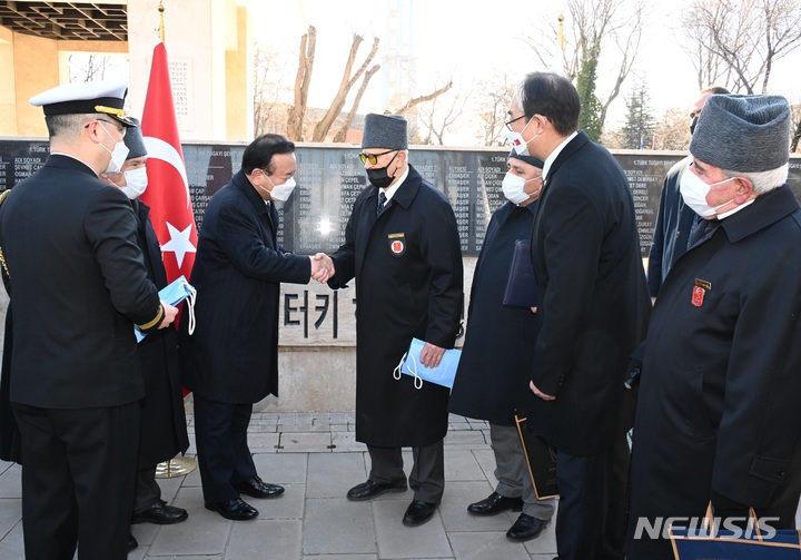 [앙카라(터키)=뉴시스]김부겸 국무총리가 19일 (현지시간) 터키 앙카라에 위치한 한국전 참전용사 기념탑을 찾아 생존 참전용사 야샤르 에켄(90)옹(오른쪽)을 만나 인사를 나누고 있다. (사진=국무총리실 제공) 2022.03.19.