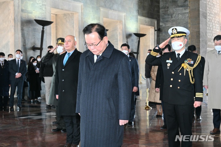 [앙카라(터키)=뉴시스]김부겸 국무총리는 19일 (현지시간) 터키 앙카라의 아타튀르크 영묘에 헌화한 후 묵념하고 있다. (사진=국무총리실 제공) 2022.03.19.