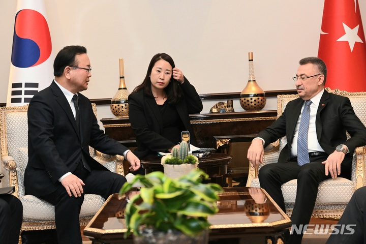 [앙카라(터키)=뉴시스]김부겸 국무총리는 19일(현지시간) 터키 앙카라에 위치한 대통령궁에서 열린 푸앗 옥타이 부통령가 주최한 오찬 및 간담회에 참석해 이야기를 나누고 있다. (사진=국무총리실 제공) 2022.03.19