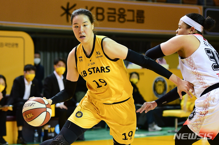 [서울=뉴시스]여자농구 KB국민은행 박지수 (사진 = WKBL 제공)