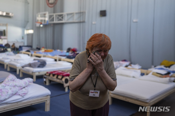 [AP/뉴시스]우크라이나 동부 슬로비안스크에서 폴란드로 피난온 지나이다 피브초바(75)가 지난달 18일 임시 거주지인 폴란드의 한 고등학교 체육관에서 눈물을 흘리고 있다.