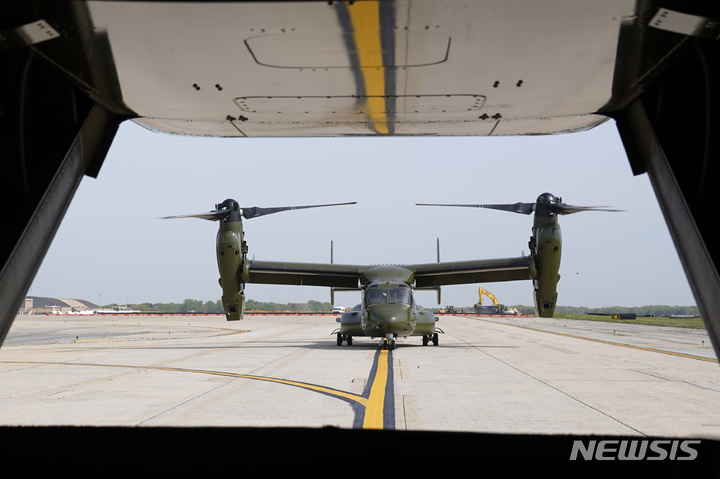 [앤드루스 공군기지(미 메릴랜드주)=AP/뉴시스]2021년 4월24일 미 메릴랜드주 앤드루스 공군기지에 백악관 기자단을 태운 미 해병대 소속&nbsp; V-22B 오스프리 항공기가 멈춰 서 있다. 노르웨이에서 열리고 있는 북대서양조약기구(나토)군 훈련에 참가한 미군 V-22B&nbsp; 오스프리기가 18일 추락해 탑승했던 4명이 숨졌다고 요나스 가르 스퇴르 노르웨이 총리가 19일 밝혔다. 2022.3.19