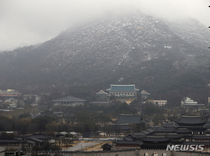[서울=뉴시스] 조수정 기자 = 춘분을 이틀 앞두고 봄을 시샘하듯 꽃샘추위를 보인 19일 오전 서울 종로구 청와대 뒤로 보이는 북악산에 흰 눈이 쌓여 있다. 2022.03.19. chocrystal@newsis.com