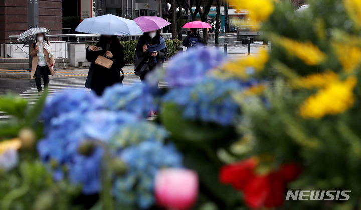 [서울=뉴시스] 홍효식 기자 = 절기상 춘분을 이틀 앞두고 봄비가 내리는 지난 19일 서울 중구 서울광장 인근에서 시민들이 우산을 쓰고 발걸음을 옮기고 있다. 2022.03.19. yesphoto@newsis.com