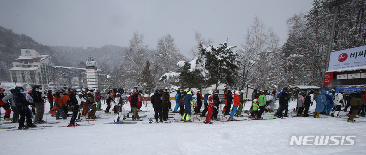 [평창=뉴시스] 김경목 기자 = 19일 오후 강원 평창군 대관령면 ㈜HJ매그놀리아용평호텔앤리조트(이하 용평리조트) 스키장에서 스키어, 보더들이 리프트를 타기 위해 자신의 차례를 기다리고 있다. 2022.03.19. photo31@newsis.com